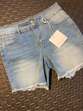 NWT Honey & Bristle Light Wash Distressed Denim Shorts Size 12 Petite